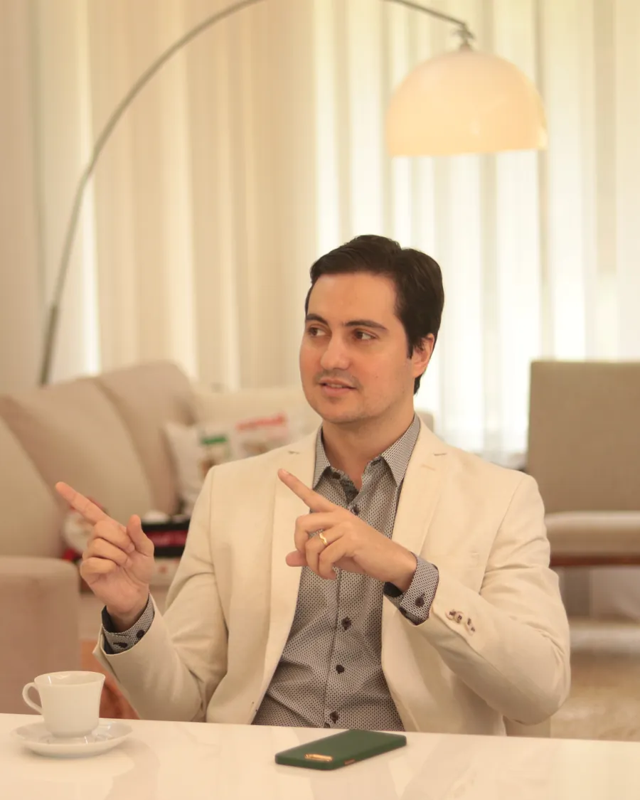 Dr. Diego Paiva conversando durante a consulta